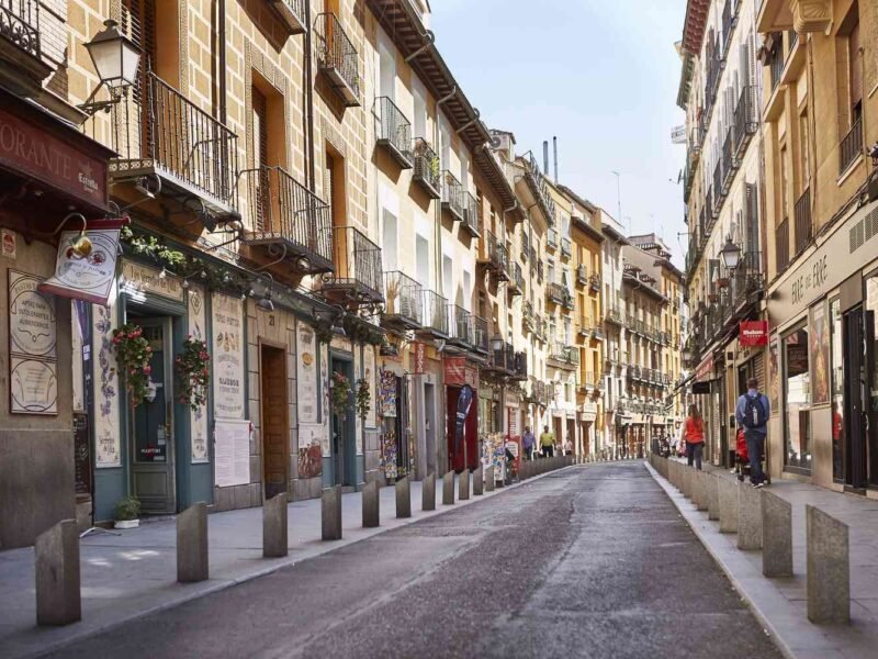 Vivir en el Centro vs. Vivir en las Afueras: Pros y Contras