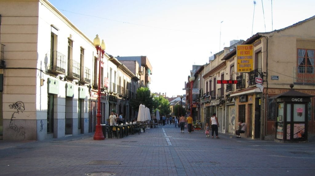 Vivir en el Centro vs. Vivir en las Afueras: Pros y Contras